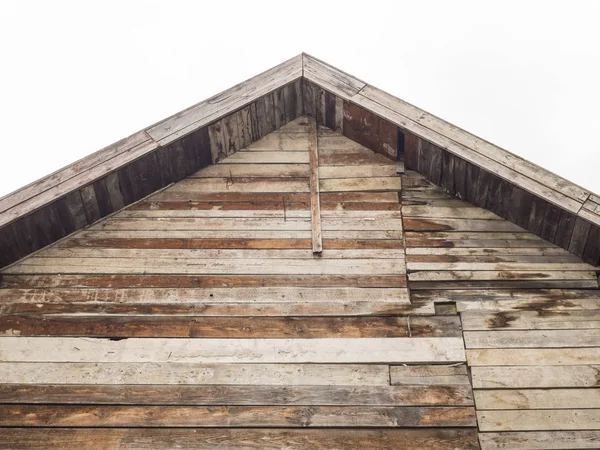 La parte anteriore della casa, la cresta del tetto. Sfondo in legno — Foto Stock