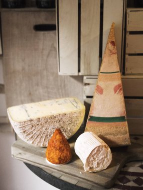 Sert ve yumuşak Fransız peynir