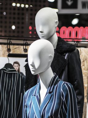 Kadın manken, alışveriş, satış