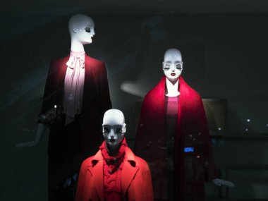 Kadın manken, alışveriş, satış