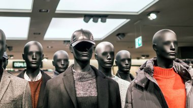 mankenler erkek kılığına girmiş depolamak, mevsim Bahar, kış, sonbahar,