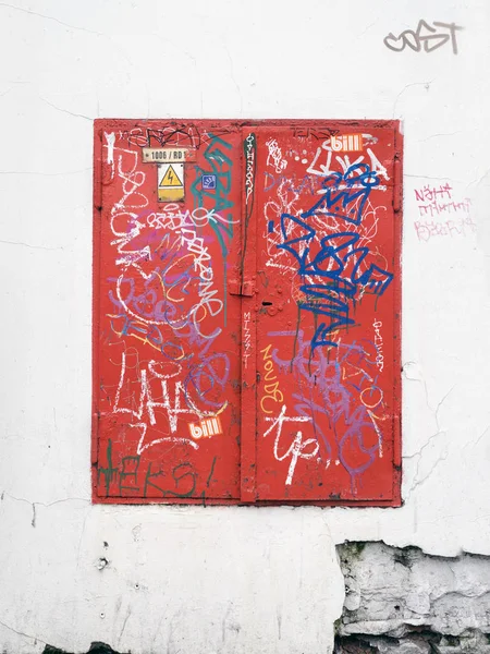 Transformer shield, electricity, wall, graffiti — Stock Photo, Image