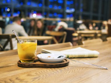 Kafe, bir fincan çay ve bir gazete masada.