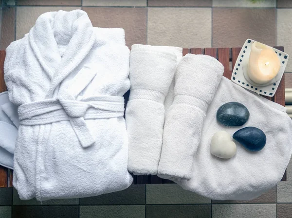 Hotel, spa, albornoz, toallas — Foto de Stock