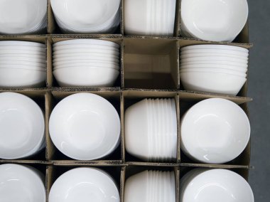 Yemek salonu, seramik tabaklar, kaseler