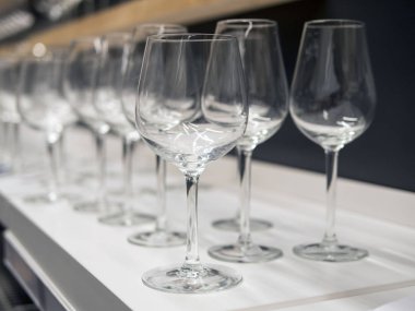 Raf şarap bardakları