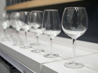 Raf şarap bardakları