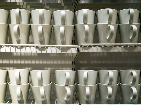 Магазин посуды, керамические чашки — стоковое фото