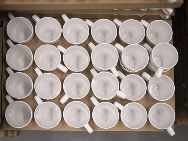 Магазин посуды, керамические чашки — стоковое фото