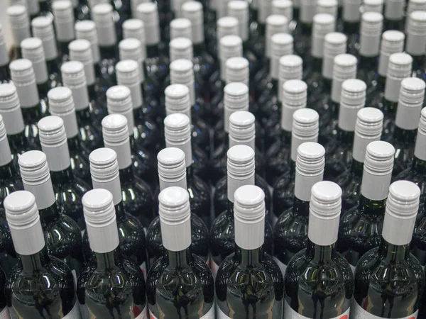Beyaz kapaklı şarap şişeleri — Stok fotoğraf