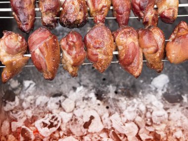 Bir ızgara ızgara tavuk göğsü