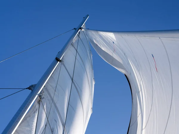White sail against the blue sky — Stock Photo, Image
