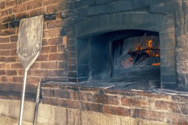 Pizza pişirme için ahşap fırın