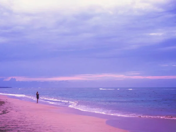 Roze zonsondergang, strand, meisje, Oceaan — Stockfoto