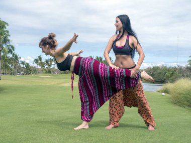 Pratik Yoga bir eğitmen ile kız