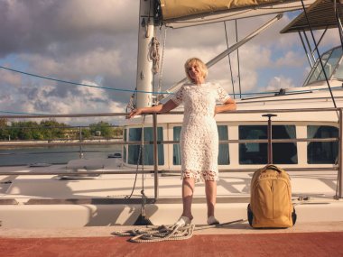 Yakınındaki bir yat, deniz, tatil, yaşam tarzı yaşlı bir kadın