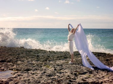 Denizin kenarında yaşlı bir kadın