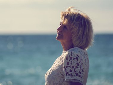 Denizin kenarında yaşlı bir kadın