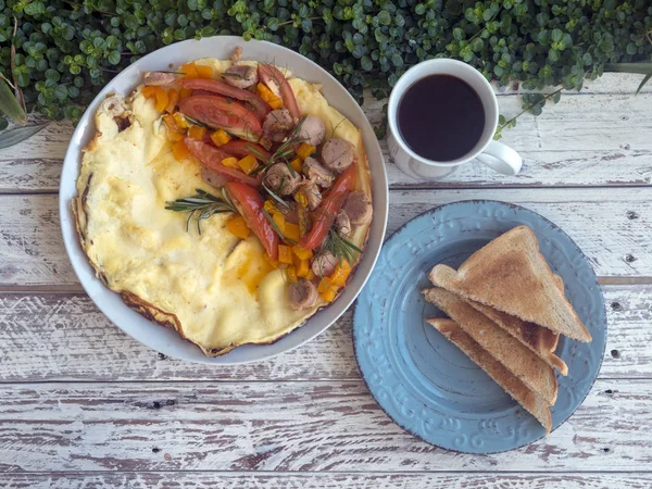 Omlet sebze ve sosis ahşap arka plan üzerinde. Kahvaltı. — Stok fotoğraf