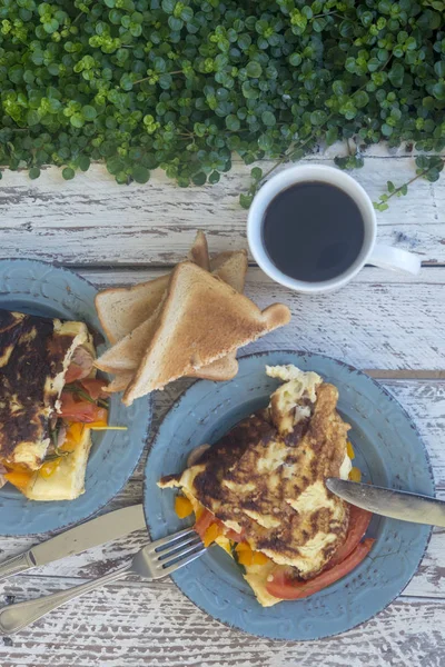 Omelett, äggröra, frukost, kaffe rostat bröd — Stockfoto