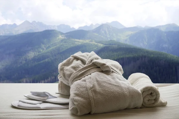 Hotel mit Bergblick, Wellness, Bademantel, Handtücher — Stockfoto