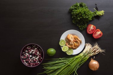 Kireç, Yeşiller ve masanın üzerine fasulye ile deniz ürünleri. Yukarıdan görüntüleyin. Sağlıklı beslenme.