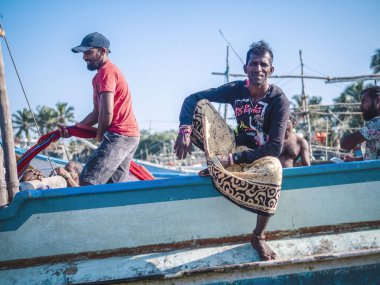 10 Aralık 2019, Hikkaduwa, Sri Lanka. Balıkçılar ağları ve tekneleri söküyorlar. Balıkçıların hayatı..