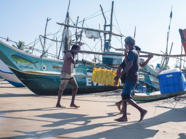 10 Aralık 2019, Hikkaduwa, Sri Lanka. Balıkçılar ağları ve tekneleri söküyorlar. Balıkçıların hayatı..