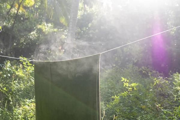庭のロープでタオルを乾かす 太陽の熱が蒸気を生み出す — ストック写真