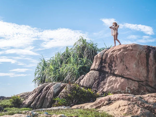 Молода Жінка Пляжному Одязі Капелюх Каменях Серед Тропічної Зелені Біля — стокове фото