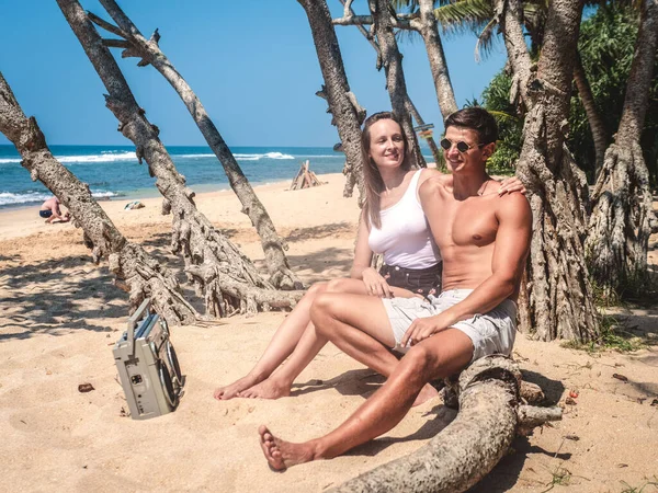 Amoureux Homme Femme Détendre Sur Plage Tropicale Sri Lanka Écouter — Photo