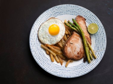 Balık ve patates kızartması. Ton balığı bifteği, kuşkonmaz, kızarmış patates ve kızarmış yumurta. Geleneksel İngiliz yemeği.