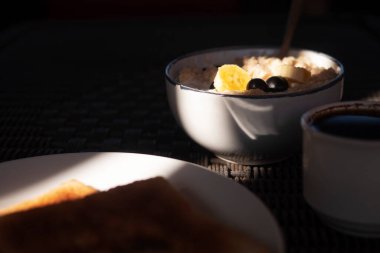 Sabah vakti muzlu ve dutlu yulaf ezmesi. Kahve, kahvaltı..