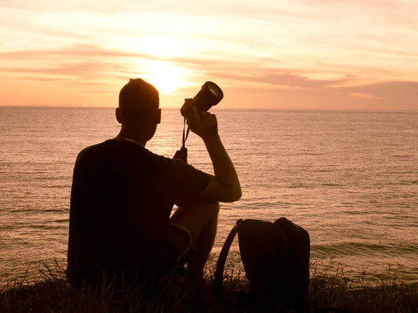 Ένας Άντρας Φωτογράφος Κάθεται Μια Κάμερα Δίπλα Στη Θάλασσα Και — Φωτογραφία Αρχείου