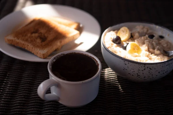 Kahvaltı Sabah Alacakaranlıkta Kahve Tost Yulaf Ezmesi — Stok fotoğraf