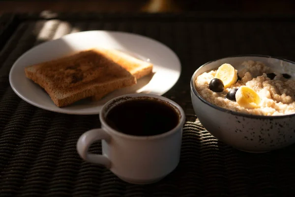 Frühstück Kaffee Toast Und Haferbrei Der Morgendämmerung — Stockfoto