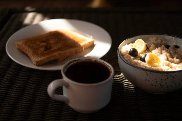 Kahvaltı Sabah Alacakaranlıkta Kahve Tost Yulaf Ezmesi — Stok fotoğraf