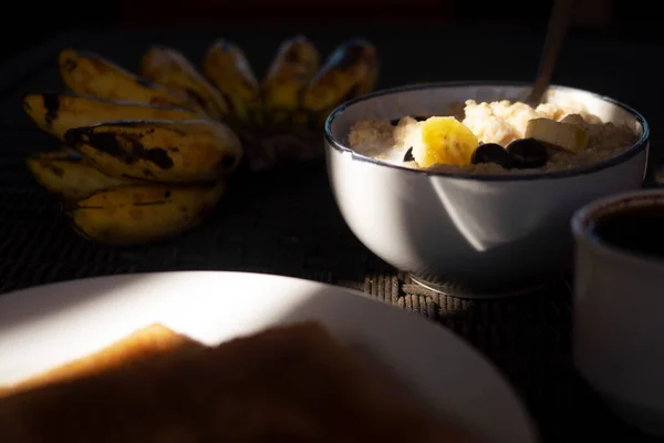 Haferflocken Mit Bananen Und Beeren Morgenlicht Kaffee Frühstück — Stockfoto