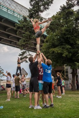 Yaz Gençliği Jimnastik Atlama Köprüsü Park Spor Salonu Kızları