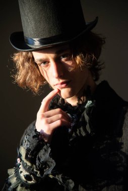 Silindir şapkalı, kuyruklu, dantelli genç adam. Portre. Boho.