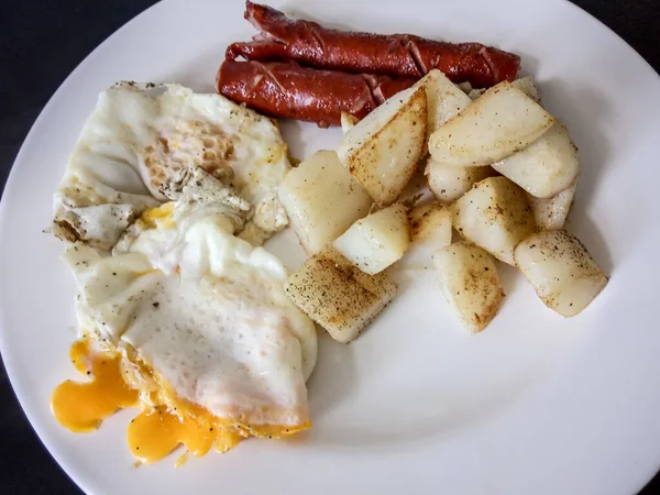 Un plato blanco rematado con diferentes tipos de alimentos — Foto de Stock