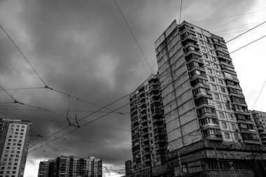 Şehirdeki yüksek bir bina. Pencere. Geometri. Gökyüzü