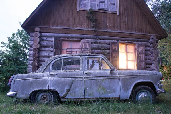 Před cihlovou budovou je zaparkovaný náklaďák — Stock fotografie