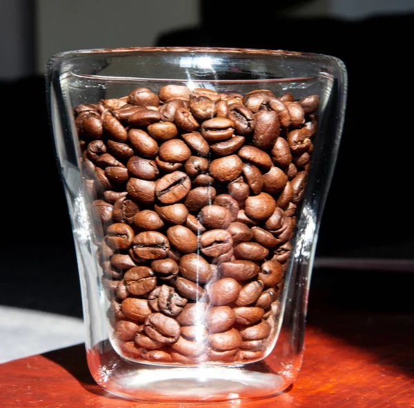 Grains de café torréfiés dans un verre pour le petit déjeuner — Photo