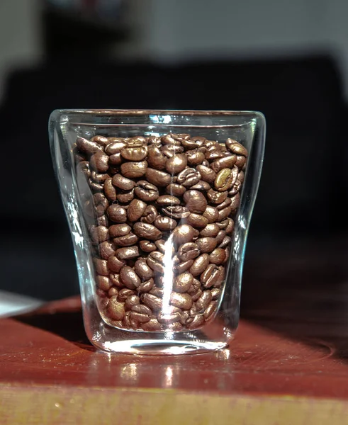 Granos de café tostados en un vaso para el desayuno — Foto de Stock