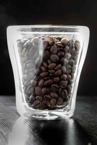 Granos de café tostados en un vaso para el desayuno — Foto de Stock