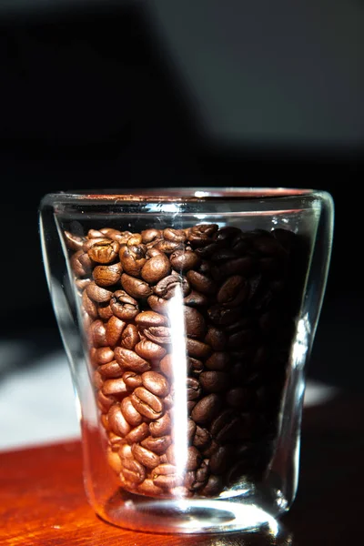 Grains de café torréfiés dans un verre pour le petit déjeuner — Photo