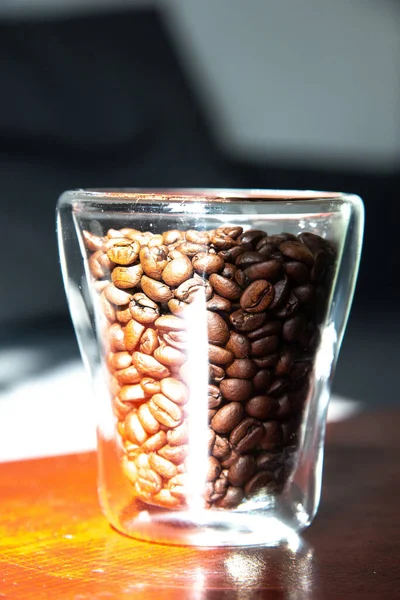 Grãos de café torrados em um copo para o café da manhã — Fotografia de Stock