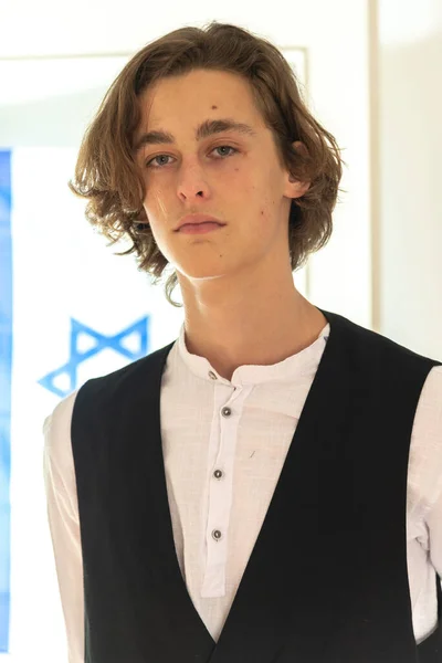 Patriottische joodse jongeman en de vlag van de staat Israël Rechtenvrije Stockafbeeldingen