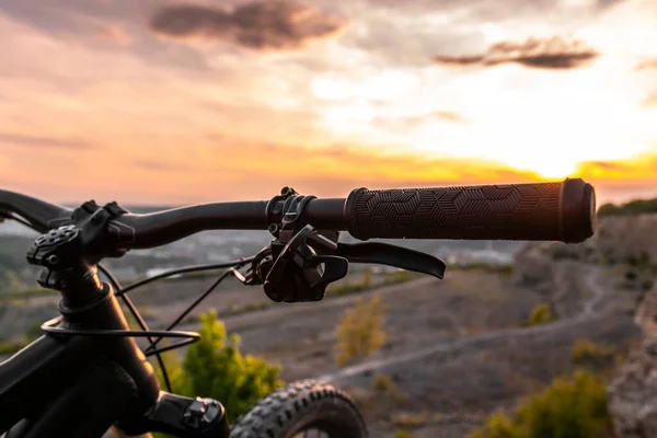 Dettaglio impugnatura manubrio bicicletta. Mountain bike al tramonto . — Foto Stock